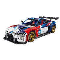 Vue 3/4 avant de la BMW M4 GT3 en briques livrée tricolore bleu rouge blanc avec jantes dorées