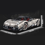 Pagani Utopia en briques exposée sur vitrine avec éclairage LED orange - modèle premium 1:8