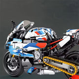 Superbike M1000 RR Moto League en briques — détail moteur et échappement racing