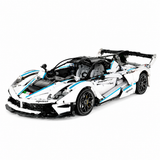 Hypercar de piste blanche en briques à l'échelle 1:8, vue trois quarts avant avec aileron arrière déployé