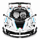 Vue de face de l'hypercar en briques : splitter avant, rétroviseurs et double aileron arrière