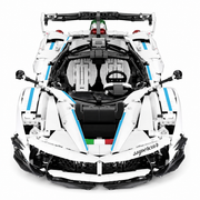 Vue de face de l'hypercar en briques : splitter avant, rétroviseurs et double aileron arrière
