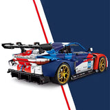 Vue latérale de la BMW M4 GT3 en briques sur fond tricolore BMW Motorsport
