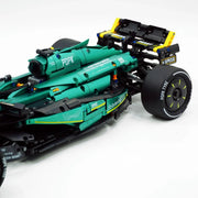 Aston Martin F1 AMR25 en briques 1:8 – vue arrière avec diffuseur et aileron arrière
