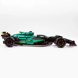 Aston Martin F1 AMR25 en briques 1:8 – gros plan sur les jantes et pneus slick