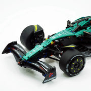 Aston Martin F1 AMR25 en briques 1:8 – vue trois-quarts arrière montrant l'échappement
